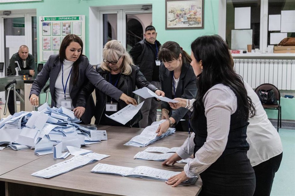 Colegio electoral en Chisináu por las elecciones parlamentarias de Moldavia