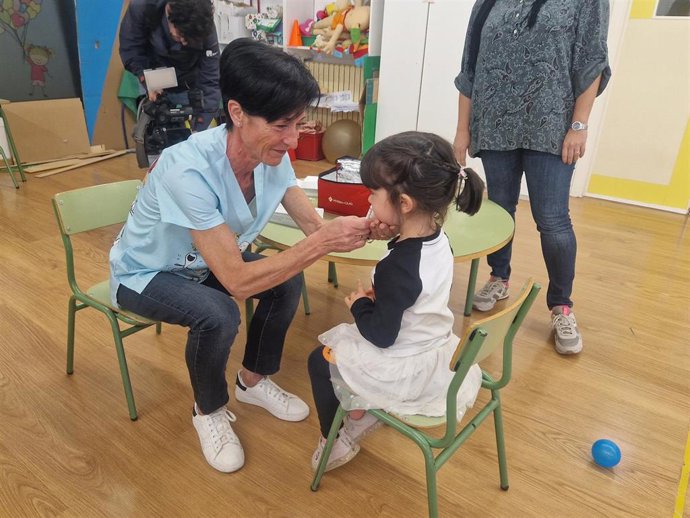 Archivo - Vacunación intranasal en un centro escolar de Aragón dentro del Plan piloto del Gobierno de Aragón en 2024. 