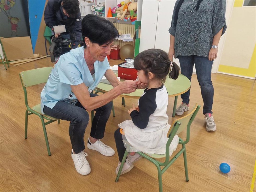 Archivo - Vacunación intranasal en un centro escolar de Aragón dentro del Plan piloto del Gobierno de Aragón en 2024. 
