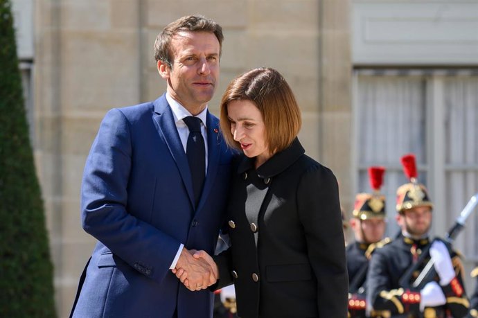 Archivo - Los presidentes de Francia, Emmanuel Macron, y de Moldavia, Maia Sandu.