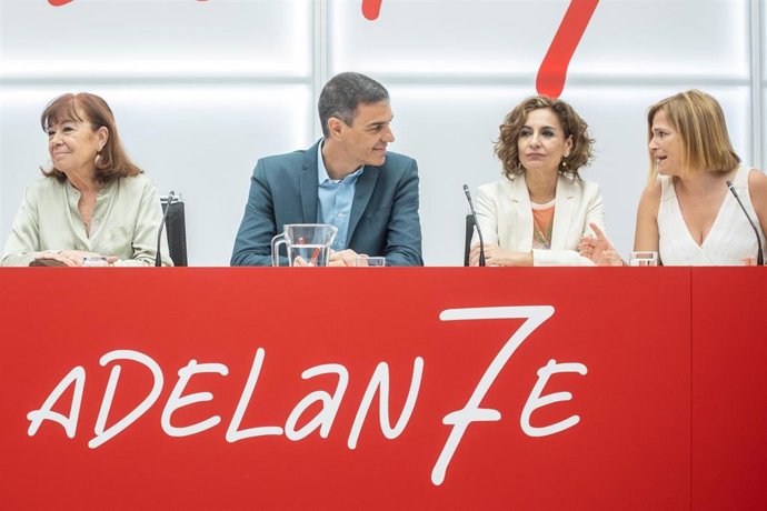 Archivo - La presidenta del PSOE, Cristina Narbona: el presidente del Gobierno, Pedro Sánchez; la vicesecretaria general del PSOE, vicepresidenta primera del Gobierno y ministra de Hacienda, María Jesús Montero y la secretaria de Igualdad del PSOE, Pilar 