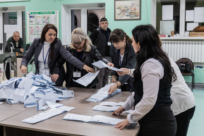 28 de setembro de 2025, Chisinau, Moldávia: Vários funcionários eleitorais verificam e contam as cédulas após o fechamento das urnas na seção eleitoral Spiru Haret Squiruminet Lyceum em Chisinau durante a eleição parlamentar da Moldávia.