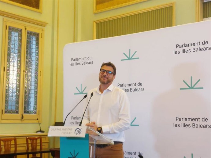 El portavoz del PP en el Parlament, Sebastià Sagreras, en rueda de prensa