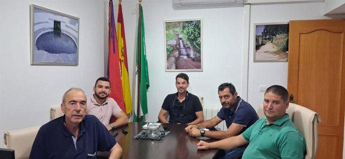 Endesa ha presentado al alcalde de Cañaveral de León (Huelva), Miguel Muñoz, las acciones que desarrollará en el municipio para el refuerzo de la red de media tensión y el fortalecimiento del suministro eléctrico.