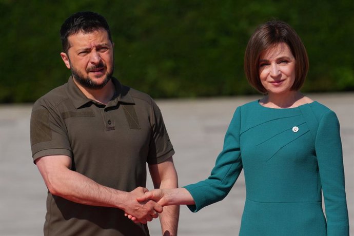 Archivo - Arquivo - 01 de junho de 2023, Moldávia, Bulboaca: A presidente da Moldávia, Maia Sandu (à direita), dá as boas-vindas ao presidente da Ucrânia, Volodymyr Zelensky, em Bulboaca, antes da cúpula da Comunidade Política Europeia (EPG). Foto: Carl C