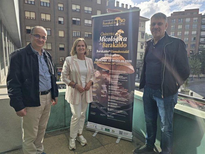 La alcaldesa de Barakaldo, Amaia del Campo, junto a representantes de la Sociedad Micológica de Barakaldo.