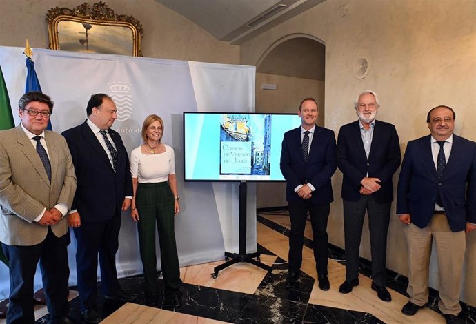 Archivo - La alcaldesa de Jerez de la Frontera (Cádiz), María José García-Pelayo, el rector de la UNIA, José Ignacio García, y el rector de la Universidad de Cádiz, Casimiro Mantell, en la presentación de los Cursos de Verano en junio. ARCHIVO.