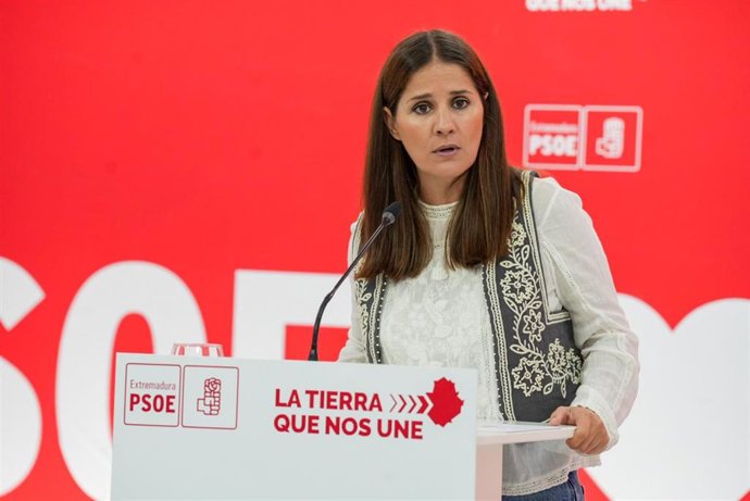 La portavoz del PSOE extremeño, Isabel Gil Rosiña, en rueda de prensa en Mérida