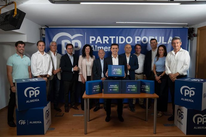 Presentación de avales del PP de Almería a Juanma Moreno para el Congreso Regional del PP-A.