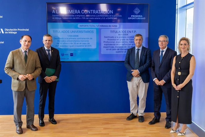 El presidcente de la Diputación de Málaga, Francisco Salado, junto al presidente de la Confederación de Empresarios de Málaga (CEM), Javier González de Lara; el rector de la Universidad de Málaga (UMA), Teodomiro López, y el rector de la UNED, Luis Grau.