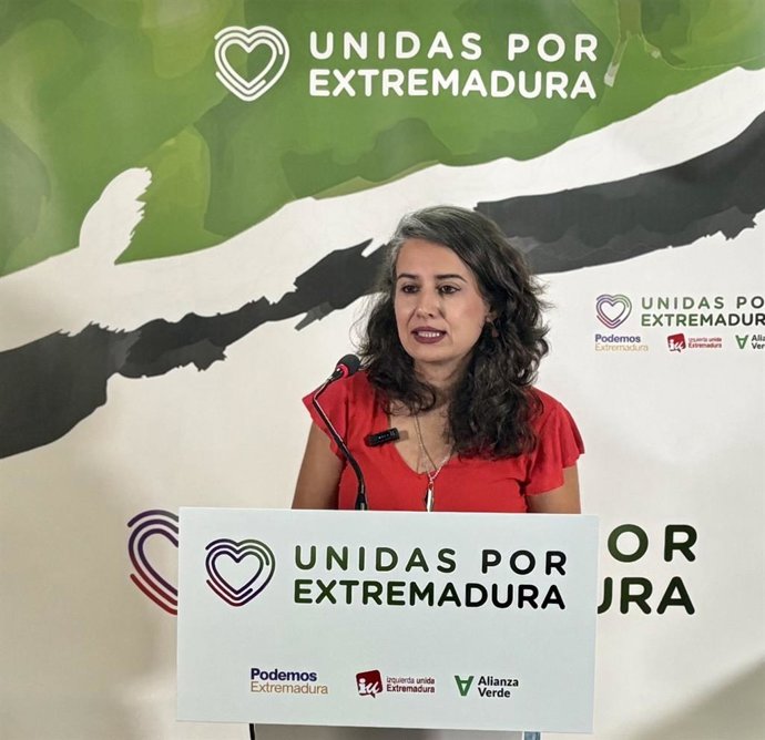 La portavoz de Unidas por Extremadura, Irene de Miguel, en una rueda de prensa en la sede de Podemos.