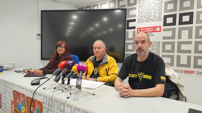 Manuel Amores, presidente del Comité Intercentros de Geacam y delegado de CCOO en Albacete, acompañado del presidente del comité de empresa del Geacam en Guadalajara, Ignacio Blanco.