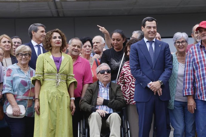 El presidente de la Junta de Andalucía, Juanma Moreno, preside el acto de entrega de llaves de la segunda fase de los alojamientos Sama Naharro para mayores, con la asistencia de la vicepresidenta del Gobierno, María Jesús Montero.
