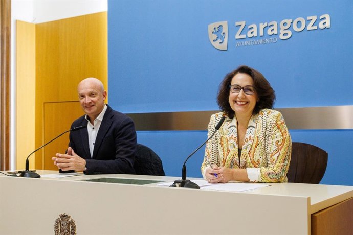 El consejero municipal de Economía, Carlos Gimeno, y al concejal de Vox, Eva Torres