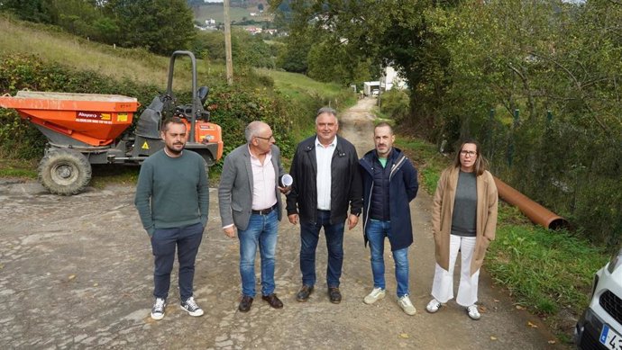 Rubén Montes, de la empresa adjudicataria; Juan Carlos Álvarez, ingeniero municipal; el concejal, el alcalde y la ingeniera municipal, Leire Gabilondo.
