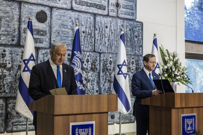 Archivo - El líder del Likud y primer ministro designado, Benjamin Netanyahu, y el presidente de Israel, Isaac Herzog