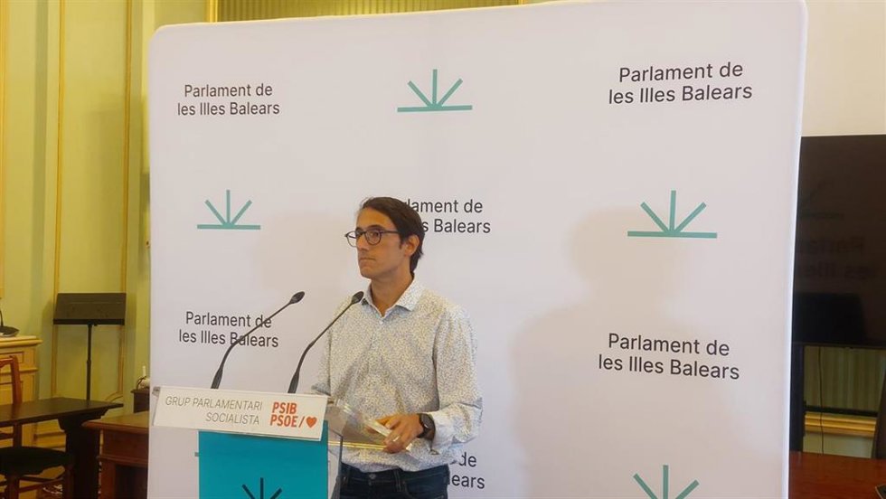 El portavoz del PSIB en el Parlament, Iago Negueruela, durante la rueda de prensa.