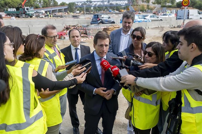 El alcalde de Madrid, José Luis Martínez-Almeida, visita el túnel que se ha comenzado a excavar para soterrar la A-5