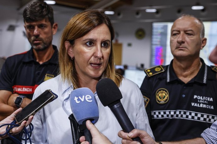 La alcaldesa de València, María José Catalá, tras la reunión del Cecopal celebrada este lunes en la central de la Policía Local de la ciudad ante la alerta por lluvias decretada para esta y otras localidades.