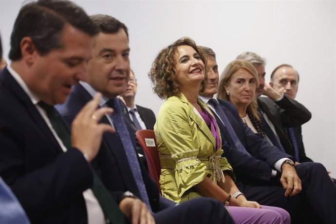 El alcalde de Córdoba, José María Bellido, el presidente de la Junta de Andalucía, Juanma Moreno, y la vicepresidenta del Gobierno, María Jesús Montero, este lunes en un acto de viviendas públicas en Córdoba.