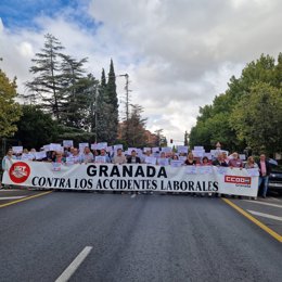 Concentración de CCOO y UGT en Granada tras accidente laboral mortal en Otura