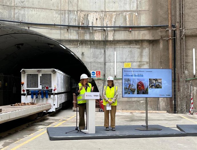 La consellera de Territorio, Vivienda y Transición Ecológica de la Generalitat, Sílvia Paneque, y la presidenta de Transports Metropolitans de Barcelona (TMB) y primera teniente de alcalde de Barcelona, Laia Bonet