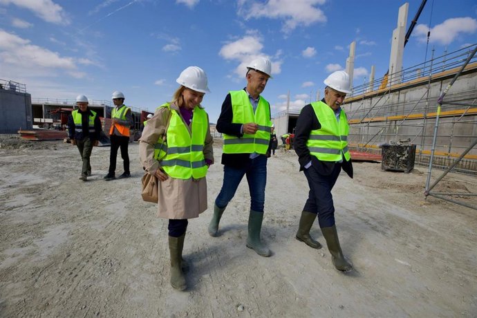 De izquierda a derecha: la directora general de Calidad y Evaluación Ambiental del Ministerio, Marta Gómez Palenque; el presidente de la Mancomunidad de la Comarca de Pamplona, David Campión, y el consejero Aierdi.