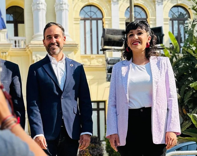 El portavoz del PSOE en el Ayuntamiento de Málaga, Daniel Pérez, y la portavoz adjunta de Con Málaga, Toni Morillas.