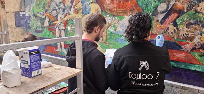 Restauración del mural vandalizado en el Casco Viejo obra de Juan Zarate, ubicado en el cantón Julián Echevarría 'Camarón'.