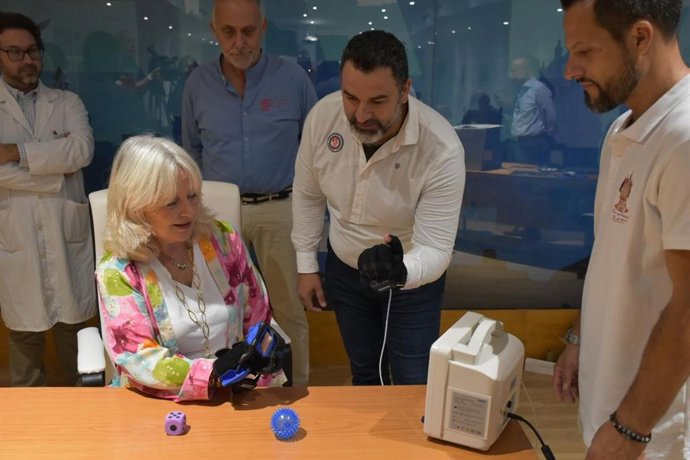 La delegada de la Junta de Andalucía en la provincia de Cádiz, Mercedes Colombo, asistiendo a la entrega de un guante robótico en el Hospital de Cádiz para niñas con síndrome de Rett