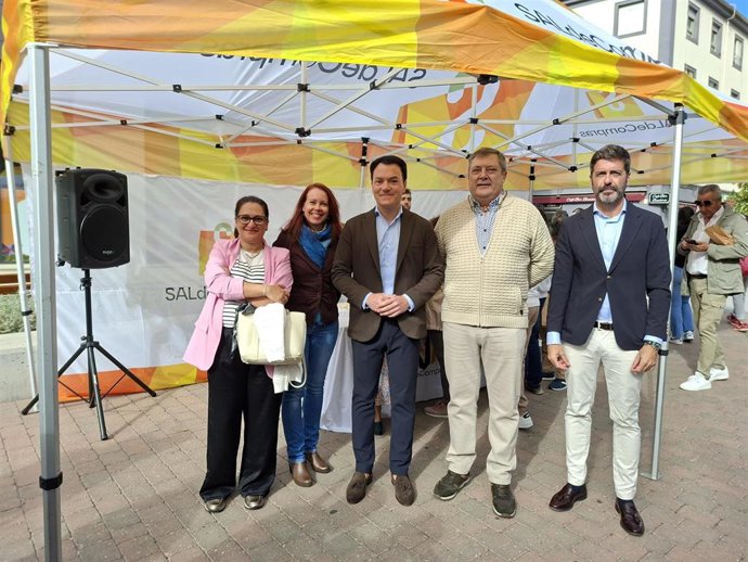El concejal de Comercio del Ayuntamiento de Salamanca, Pedro Martínez (centro), ha inaugurado la tercera edición de la Semana del Comercio.