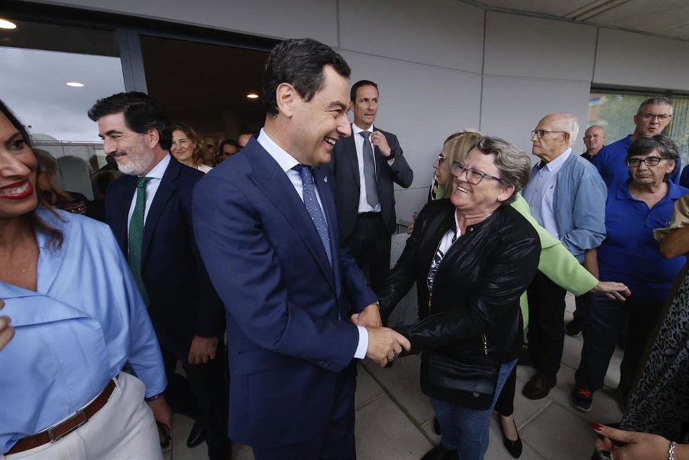 Juanma Moreno saluda a una de las beneficiarias de los apartamentos para mayores entragados en Córdoba.