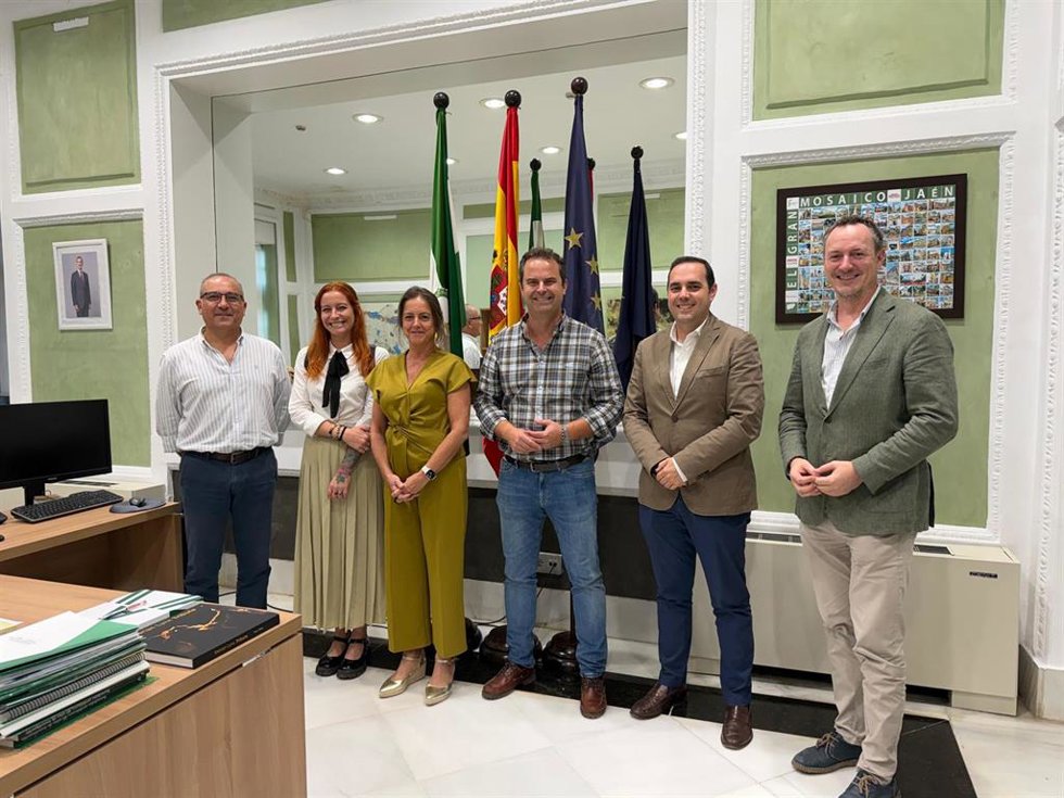 Foto de familia de la consejera de Sostenibilidad, Catalina García, y los representantes de COAG.