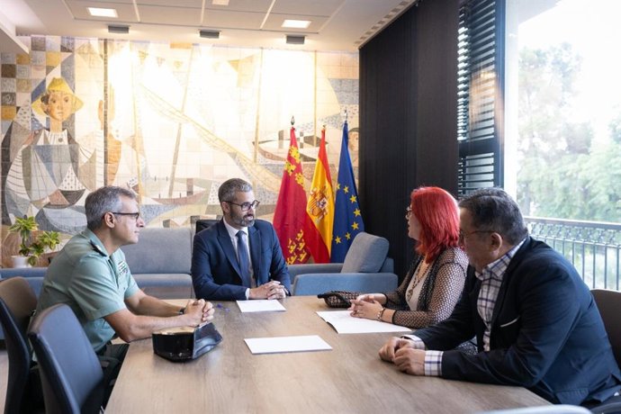 El delegado del Gobierno en la Región, Francisco Lucas, reunido con la presidenta del Colegio Oficial de Enfermería de la Región de Murcia, Amelia Corominas.