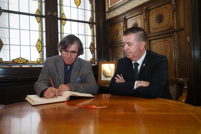 El presidente de la Diputación de Albacete, Santi Cabañero, y el escritorr rumano Micea Cartarescu.