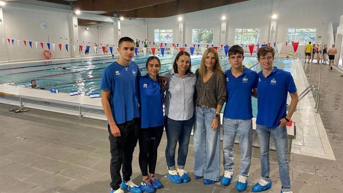La concejala de Deportes, Almudena Parres (tercera por la derecha), en las piscinas municipales de La Alamedilla.