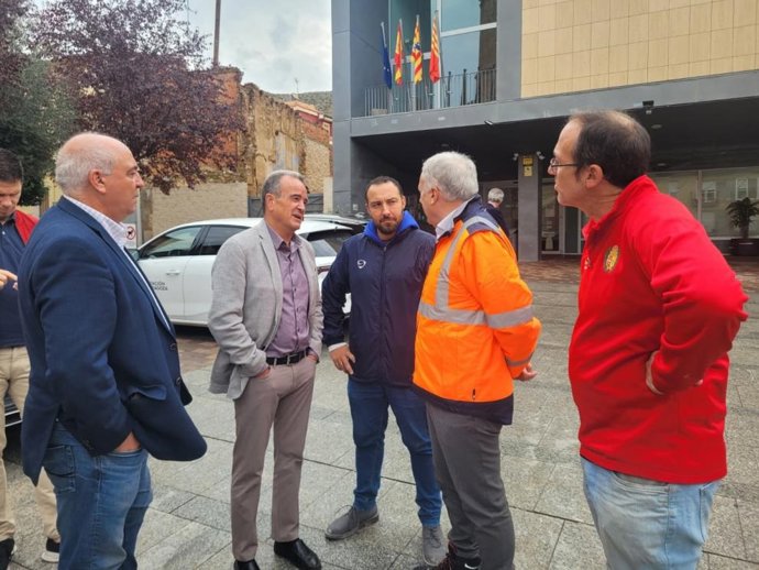 El consejero Octavio López y el presidente de la DPZ, Juan Antonio Sánchez Quero, junto a alcaldes de los municipios afectados por las inundaciones y la crecida del río Huerva este lunes en Cadrete.