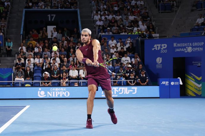 28 de setembro de 2025, Japão, Tóquio: O tenista espanhol Carlos Alcaraz em ação contra o americano Brandon Nakashima durante a partida masculina das quartas de final do Japan Open Tennis Championships no Ariake Colosseum, em Tóquio. Foto: Rodrigo Reyes M
