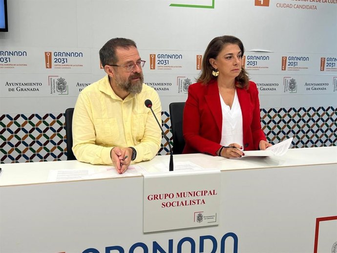 Los concejales del PSOE Juanjo Ibáñez y Raquel Ruz