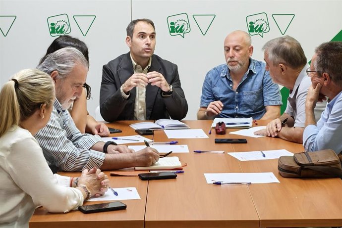 El coordinador general de IU Andalucía, Toni Valero, este lunes en Sevilla durante su reunión con UGT y CCOO sobre la dependencia.