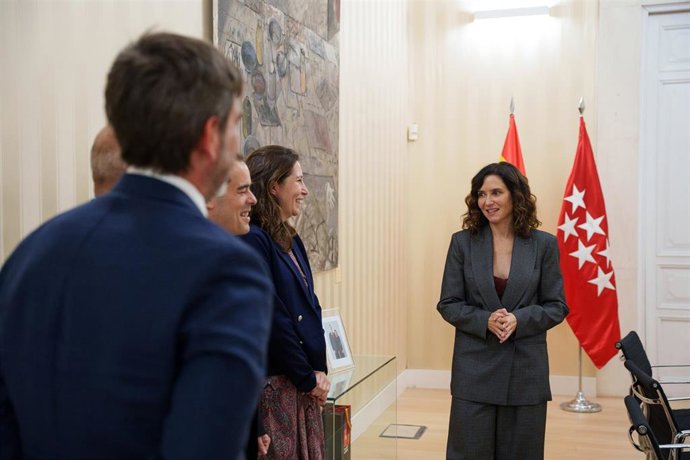 La presidenta de la Comunidad de Madrid, Isabel Díaz Ayuso (d), mantiene un encuentro con el director general de Google Iberia, Lino Cattaruzzi (i), en la Real Casa de Correos, a 29 de septiembre de 2025, en Madrid (España). 