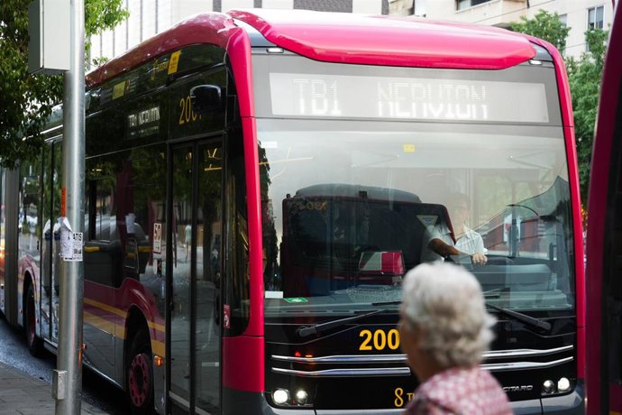 Un vehículo del tranvibús estacionado en una de las paradas, el día de la puesta en marcha de este nuevo servicio.
