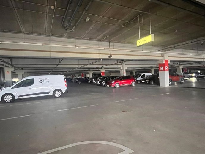 Coches estacionados en el aparcamiento de altura de Ikea Alfafar (Valencia) durante la alerta roja por lluvias