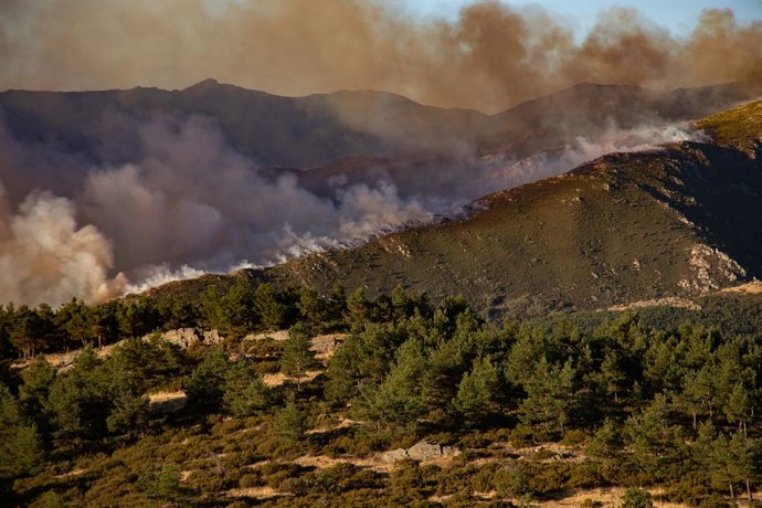 Vista do incêndio na área ao redor do Pico del Lobo, a partir de Puerto de la Quesera, em 26 de setembro de 2025, em Segóvia, Castilla y León (Espanha). O incêndio começou no último domingo, causado por um raio, em uma área de Pico del Lobo, no distrito d