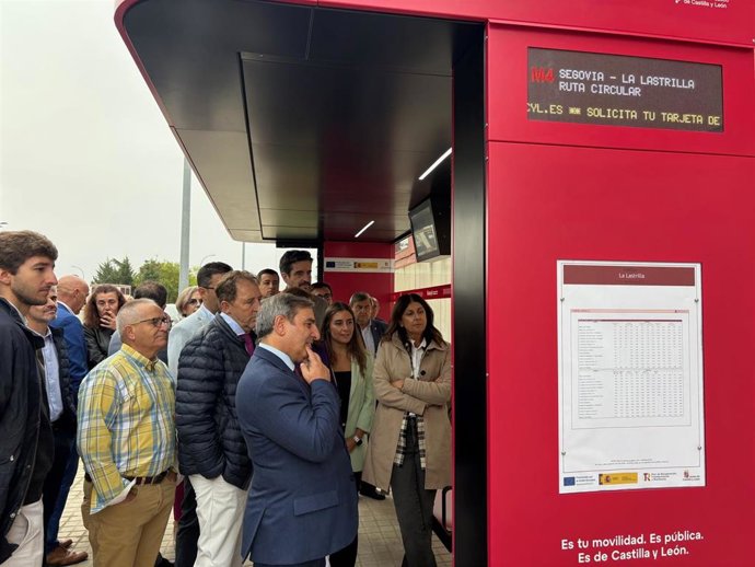 El consejero de Movilidad, José Luis SAnz Merino (centro, primer plano) escucha las explicaciones sobre la marquesina junto a alcaldes y Técnicos del alfoz de Segovia.