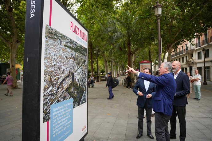 El alcalde de Sevilla, José Luis Sanz, inaugura la exposición 'Plaza Nueva, el centro de todo'.