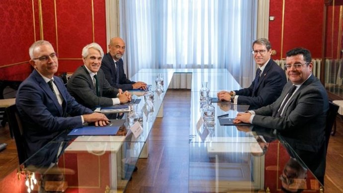 El presidente del Gobierno de La Rioja, Gonzalo Capellán, ha mantenido un encuentro de trabajo con el presidente de Telefónica España, Borja Ochoa, sobre la apertura de un Centro de Talento y Tecnología para acelerar la digitalización
