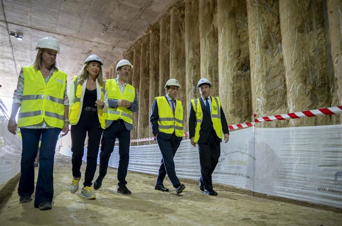 El concejal Latina, Alberto González; el alcalde de Madrid, José Luis Martínez-Almeida, y el delegado de Urbanismo, Medio Ambiente y Movilidad, Borja Carabante, durante una visita al túnel que se ha comenzado a excavar para soterrar la A-5