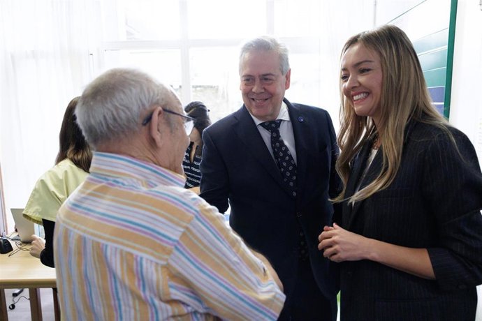 El conselleiro de Sanidade, Antonio Gómez Caamaño, y la conselleira de Política Social e Igualdade, Fabiola García, asisten al inicio de la campaña de vacunación de gripe y covid para usuarios de centros residenciales. Santiago de Compostela.