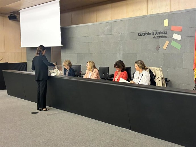 La magistrada Cristina Ferrando vota en las elecciones al decanato de los juzgados de Barcelona